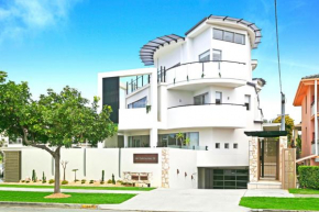 Mermaid Beach Luxury 4 Level Villa 170m to the Beach with Elevator
